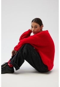 Marsala - Sweter oversize z bufiastymi rękawami w kolorze INTENSE RED - RIVERO-UNI. Okazja: na co dzień. Materiał: wełna, akryl, poliester, poliamid. Sezon: zima, lato, jesień, wiosna. Styl: casual