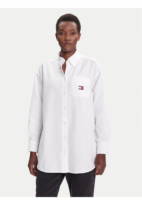 Tommy Jeans Koszula Badge DW0DW20988 Biały Oversize. Kolor: biały. Materiał: syntetyk