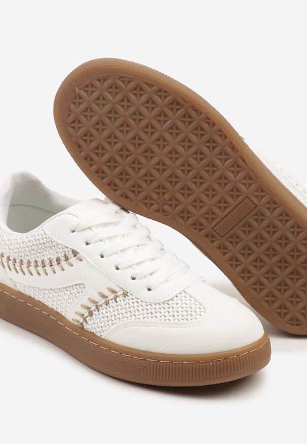 Renee - Białe Sneakersy w Stylu Klasycznych Tenisówek Zdobione Przeszyciami i Tweedem Koriznne. Okazja: na spotkanie biznesowe, na co dzień. Nosek buta: okrągły. Kolor: biały. Materiał: jeans. Szerokość cholewki: normalna. Wzór: aplikacja