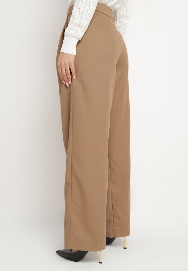 Born2be - Ciemnobeżowe Szerokie Spodnie Garniturowe High Waist Nalinas. Okazja: do pracy. Stan: podwyższony. Kolor: beżowy. Wzór: aplikacja. Styl: elegancki, klasyczny