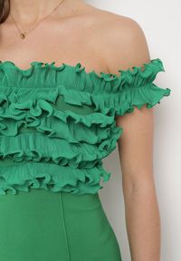 Born2be - Zielona Dopasowana Sukienka Mini z Hiszpańskim Dekoltem z Falbankami Ionas. Typ kołnierza: kołnierz z falbankami. Kolor: zielony. Styl: elegancki. Długość: mini #3