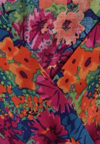 Renee - Różowa Sukienka z Wiskozy Lylian. Kolor: różowy. Materiał: wiskoza. Wzór: kwiaty, aplikacja. Sezon: lato. Typ sukienki: kopertowe. Styl: retro, elegancki. Długość: maxi #7