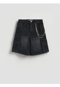 Reserved - Jeansowe szorty z łańcuszkiem - czarny. Kolor: czarny. Materiał: jeans #1