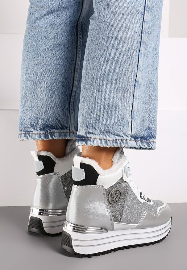 Born2be - Srebrne Sportowe Botki na Płaskiej Podeszwie z Metalicznymi Wstawkami i Brokatem Benali. Okazja: na co dzień. Zapięcie: sznurówki. Kolor: srebrny. Materiał: jeans. Obcas: na płaskiej podeszwie