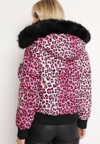 Born2be - Różowa Kurtka Pikowana w Panterkę z Saszetką Adove. Kolor: różowy. Materiał: futro. Wzór: motyw zwierzęcy. Styl: elegancki #2