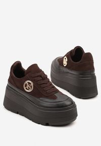 Born2be - Czarno-Brązowe Sneakersy Vices na Platformie Zdobione Okrągłą Aplikacją Wodvire. Okazja: na co dzień, na spacer. Nosek buta: okrągły. Kolor: czarny. Materiał: jeans. Szerokość cholewki: normalna. Wzór: aplikacja. Obcas: na platformie. Sport: turystyka piesza