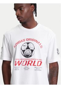 Adidas - adidas T-Shirt 90s Football Graphic JX3065 Biały Regular Fit. Kolor: biały. Materiał: bawełna