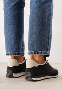 Renee - Czarne Sneakersy Basic z Imitacji Zamszu Ozdobione Przeszyciami Nethe. Okazja: na co dzień. Zapięcie: sznurówki. Kolor: czarny. Materiał: zamsz. Wzór: aplikacja #6