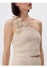 Reserved - Crochetowy top z kwiatową aplikacją - beżowy. Kolor: beżowy. Materiał: dzianina, bawełna. Wzór: aplikacja, kwiaty #1