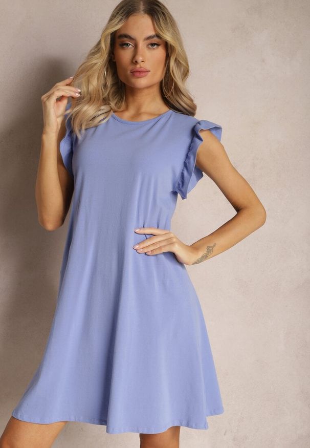 Renee - Jasnoniebieska Trapezowa Sukienka z Elastycznej Bawełny z Falbankami Przy Ramionach Aleradia. Typ kołnierza: kołnierz z falbankami. Kolor: niebieski. Materiał: bawełna. Długość rękawa: krótki rękaw. Wzór: aplikacja. Sezon: lato. Typ sukienki: trapezowe. Długość: mini