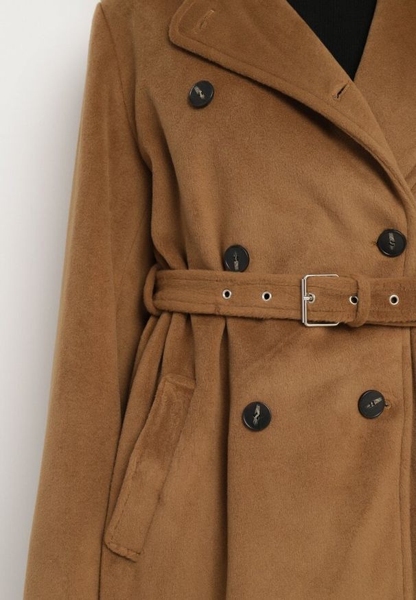 Born2be - Brązowy Długi Dwurzędowy Płaszcz z Paskiem Senoriel. Okazja: na co dzień. Kolor: brązowy. Materiał: jeans. Długość: długie. Sezon: zima, jesień. Styl: casual, elegancki