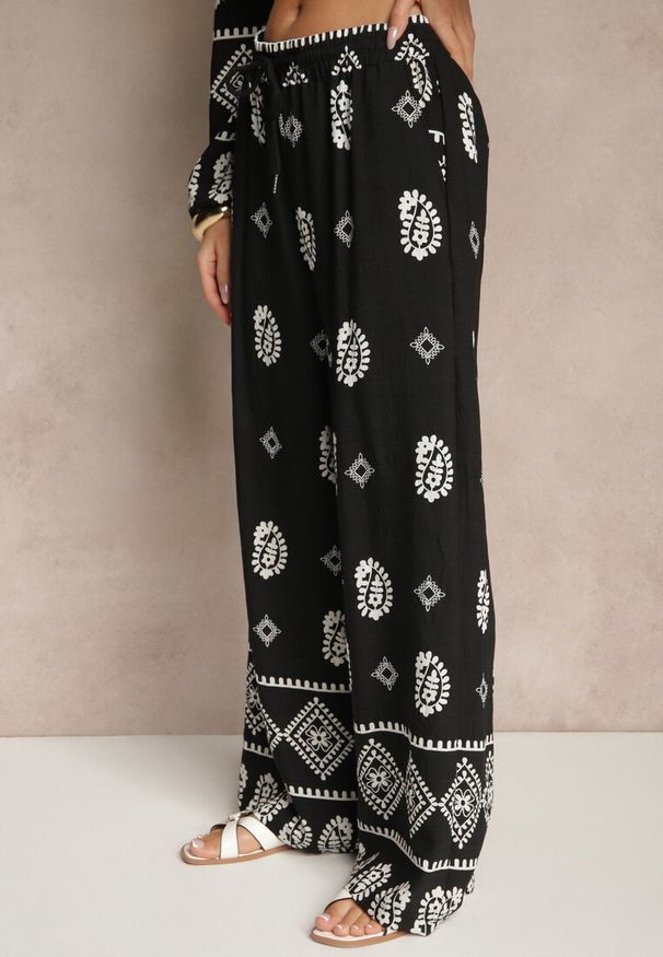 Renee - Czarny Komplet w Stylu Etno Spodnie z Gumką w Pasie i Bluzka Oversize Eviralyn. Kolor: czarny