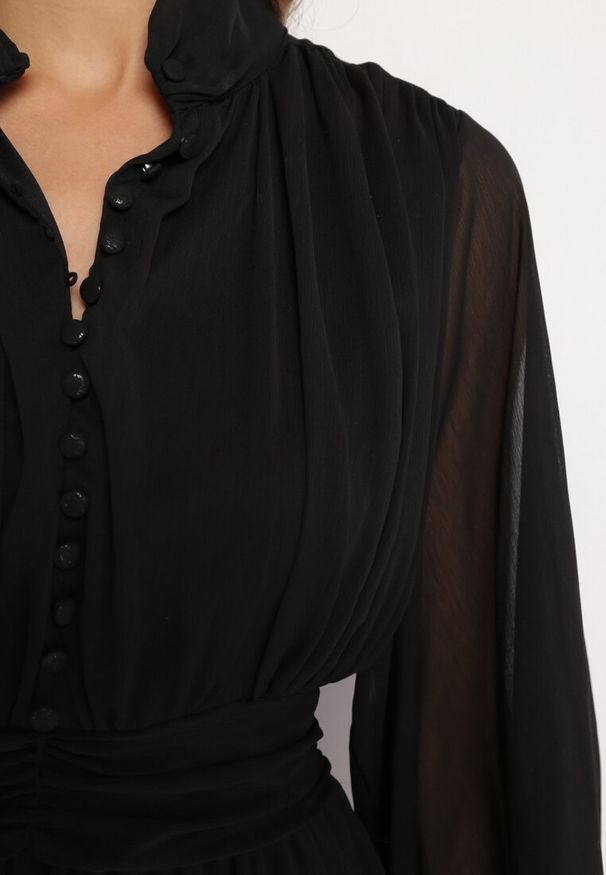 Born2be - Czarna Rozkloszowana Sukienka z Falbanką Harlin. Kolor: czarny. Długość: mini