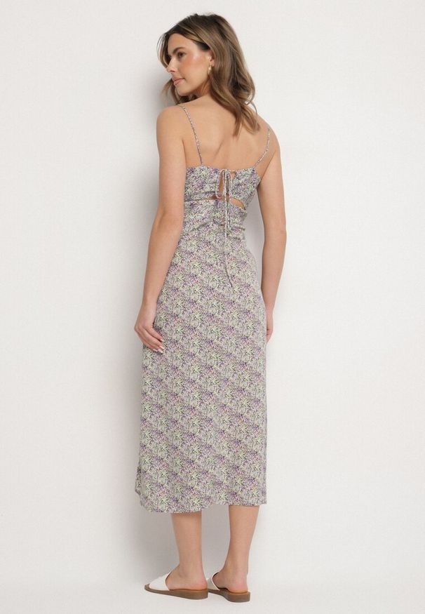 Born2be - Fioletowa Rozkloszowana Sukienka Ozdobiona Geometrycznym Wzorem Taelissa. Okazja: na co dzień. Kolor: fioletowy. Wzór: geometria, aplikacja. Sezon: wiosna, lato. Styl: casual, elegancki