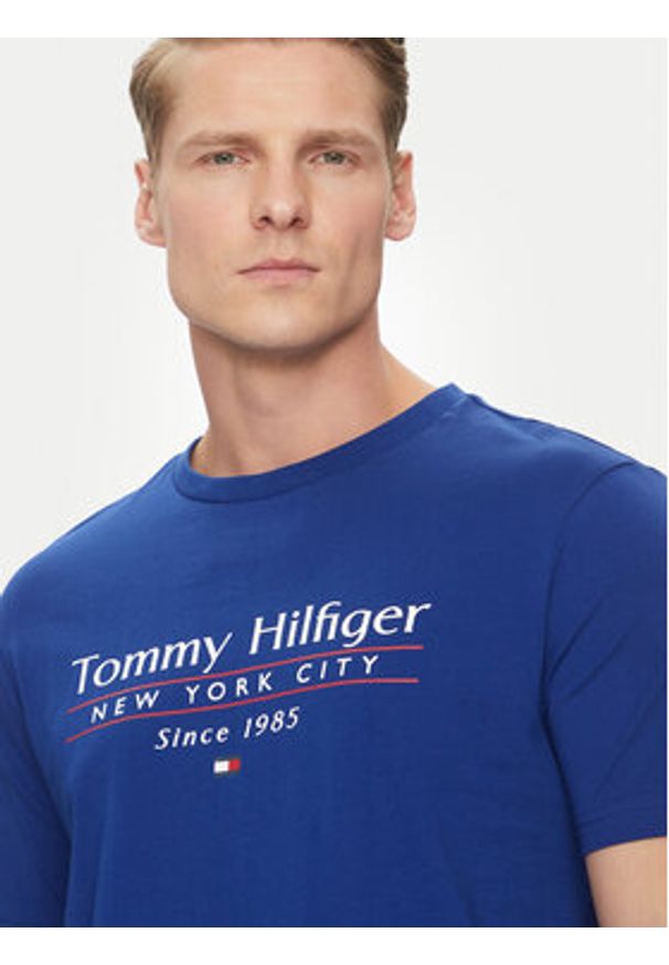 TOMMY HILFIGER - Tommy Hilfiger T-Shirt Center Stack MW0MW38621 Niebieski Regular Fit. Kolor: niebieski. Materiał: bawełna