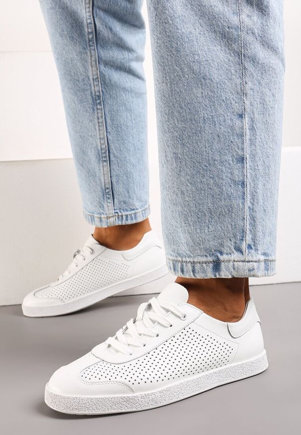 Born2be - Białe Skórzane Sneakersy na Płaskiej Podeszwie z Perforacją Amarlia. Nosek buta: okrągły. Zapięcie: sznurówki. Kolor: biały. Materiał: skóra. Obcas: na płaskiej podeszwie