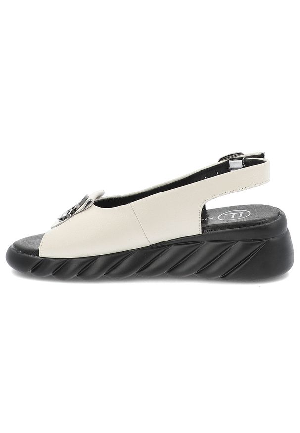 Beżowe Sandały Filippo Wygodne Obuwie Damskie Z Broszką. Okazja: na co dzień, na spacer. Zapięcie: pasek. Kolor: beżowy. Materiał: skóra. Wzór: aplikacja. Sezon: lato. Styl: casual, elegancki