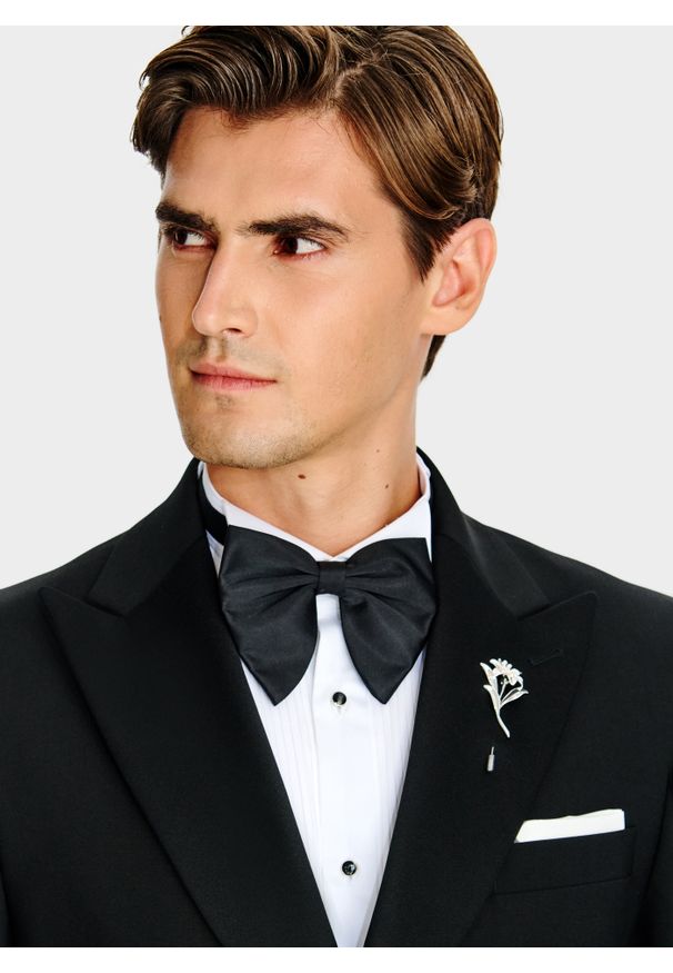 Pako Lorente - PAKO LORENTE – Elegancka czarna mucha męska. Okazja: na ślub cywilny, na wesele, na imprezę. Kolor: czarny. Materiał: jedwab. Wzór: gładki. Styl: elegancki