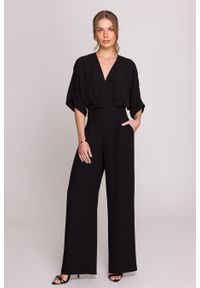 Stylove - Elegancki kombinezon damski z kopertowym dekoltem czarny. Okazja: na imprezę, na komunię, na randkę, na spotkanie biznesowe, na ślub cywilny, na wesele. Kolor: czarny, różowy, niebieski. Materiał: tkanina. Długość rękawa: krótki rękaw. Długość: krótkie. Wzór: gładki. Styl: elegancki