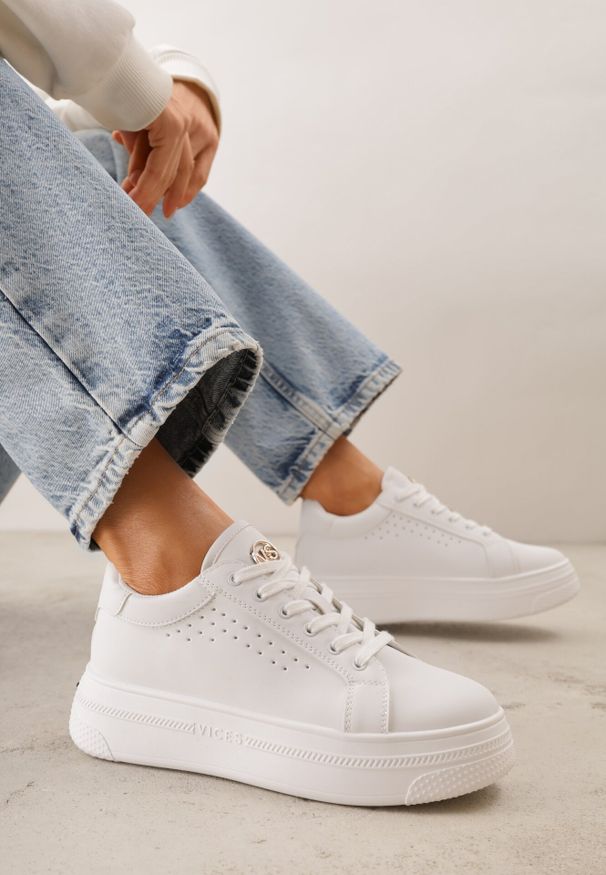 Born2be - Białe Sneakersy VICES z Metaliczną Wstawką Perforacją i Gwiazdą Edanatia. Okazja: na co dzień. Kolor: biały. Materiał: jeans. Wzór: aplikacja