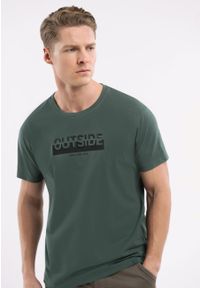 Volcano - T-shirt z napisem T-OUTSIDE. Kolor: brązowy. Materiał: materiał, bawełna. Długość rękawa: krótki rękaw. Długość: krótkie. Wzór: napisy. Styl: klasyczny