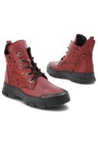 Botki damskie Artiker, skórzane z wzorkami za kostkę na płaskim obcasie z okrągłym noskiem, czerwone, 57C2177. Okazja: na co dzień. Nosek buta: okrągły. Zapięcie: sznurówki. Kolor: czerwony. Wzór: aplikacja. Wysokość cholewki: za kostkę. Materiał: skóra. Obcas: na obcasie. Styl: casual. Wysokość obcasa: niski #7