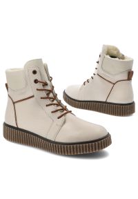 Beżowe Trzewiki Rieker Ocieplane Obuwie Damskie. Okazja: na co dzień. Zapięcie: zamek. Kolor: beżowy. Materiał: skóra. Szerokość cholewki: normalna. Sezon: zima, jesień. Styl: casual #2