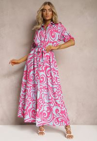 Renee - Fuksjowo-Niebieska Sukienka Koszulowa Maxi z Materiałowym Paskiem w Abstrakcyjny Print Lirans. Kolor: różowy. Materiał: materiał. Wzór: nadruk. Typ sukienki: koszulowe. Długość: maxi