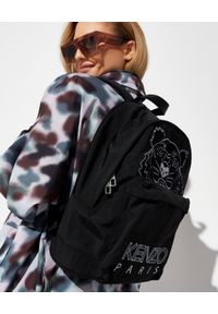Kenzo - KENZO - Czarny plecak z haftowanym tygrysem. Kolor: czarny. Materiał: materiał. Wzór: haft