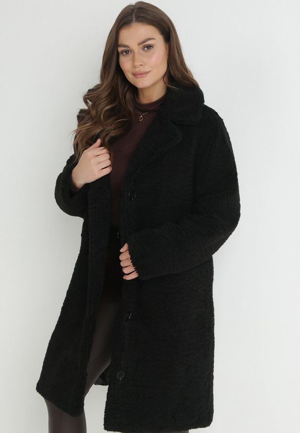 Born2be - Czarny Płaszcz Futrzany Teddy Gavi. Okazja: na co dzień, na spacer. Kolor: czarny. Materiał: futro. Sezon: zima. Styl: casual, elegancki, klasyczny