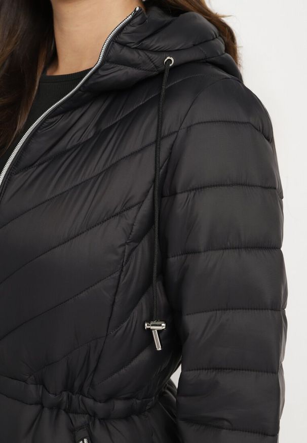 Born2be - Czarna Pikowana Kurtka z Kapturem i Ozdobnymi Sznurkami Zailora. Okazja: na co dzień. Typ kołnierza: kaptur. Kolor: czarny. Materiał: jeans. Styl: elegancki, casual