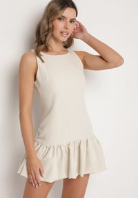 Born2be - Beżowy Taliowany Kombinezon z Falbanką Novenira. Kolor: beżowy. Styl: klasyczny, elegancki #1