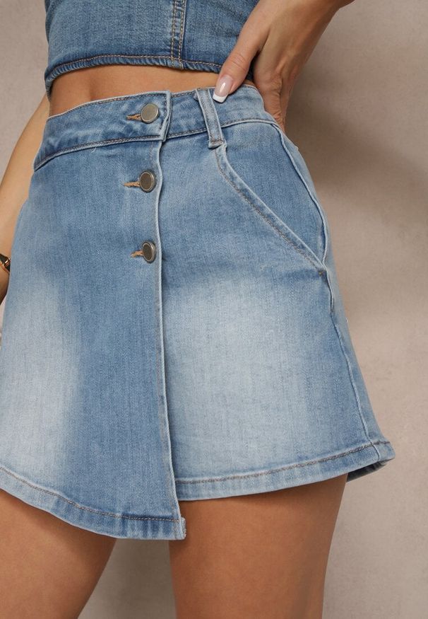Renee - Niebieskie Spódnico-Spodenki z Zakładką i Ozdobnymi Guzikami Finritia. Okazja: na co dzień. Stan: podwyższony. Kolor: niebieski. Styl: elegancki, casual