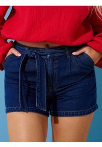 Sinsay - Szorty jeansowe z paskiem z domieszką lyocellu - granatowy. Kolor: niebieski. Materiał: jeans