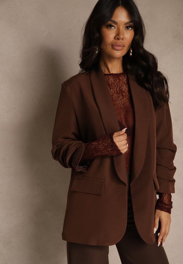 Renee - Jasnobrązowa Pudełkowa Marynarka Bez Zapięć z Wiskozą z Marszczonymi Rękawami Fenidia. Okazja: na spotkanie biznesowe. Kolor: brązowy. Materiał: wiskoza. Styl: biznesowy