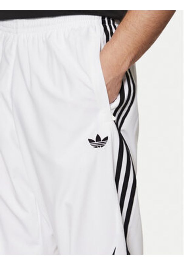 Adidas - adidas Spodnie dresowe adicolor Teamgeist JP1119 Biały Regular Fit. Kolor: biały. Materiał: syntetyk
