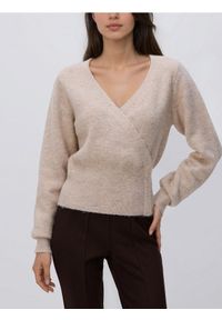 Reserved - Krótki kardigan z kopertową zakładką - beżowy. Kolor: beżowy. Materiał: dzianina, wełna. Długość: krótkie #1