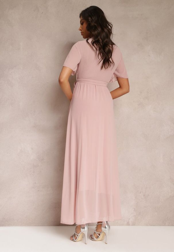 Renee - Różowa Plisowana Sukienka z Kopertowym Dekoltem i Gumką w Talii Dimitris. Kolor: różowy. Materiał: materiał. Typ sukienki: kopertowe