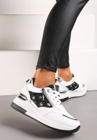 Born2be - Biało-Czarne Sneakersy na Koturnie z Metaliczną Wstawką i Suwakiem Dalinxa. Okazja: na co dzień. Nosek buta: okrągły. Kolor: biały. Materiał: jeans. Wzór: aplikacja. Obcas: na koturnie #2