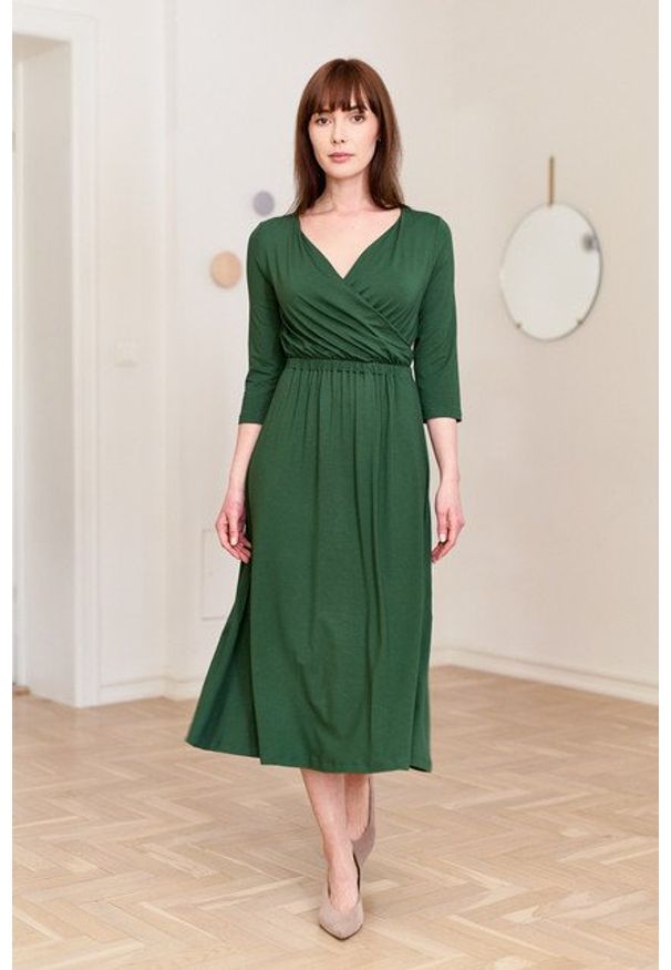 Marie Zélie - Sukienka Rita zielona. Typ kołnierza: dekolt kopertowy. Kolor: zielony. Materiał: wiskoza, dzianina, materiał, elastan, tkanina. Długość rękawa: krótki rękaw. Sezon: jesień. Typ sukienki: proste, kopertowe