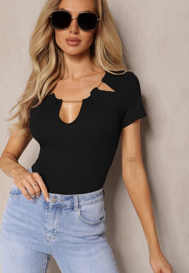 Renee - Czarna Bluzka z Prążkowanej Bawełny z Łańcuszkiem i Głębokim Dekoltem Senarifa. Kolor: czarny. Materiał: prążkowany, bawełna