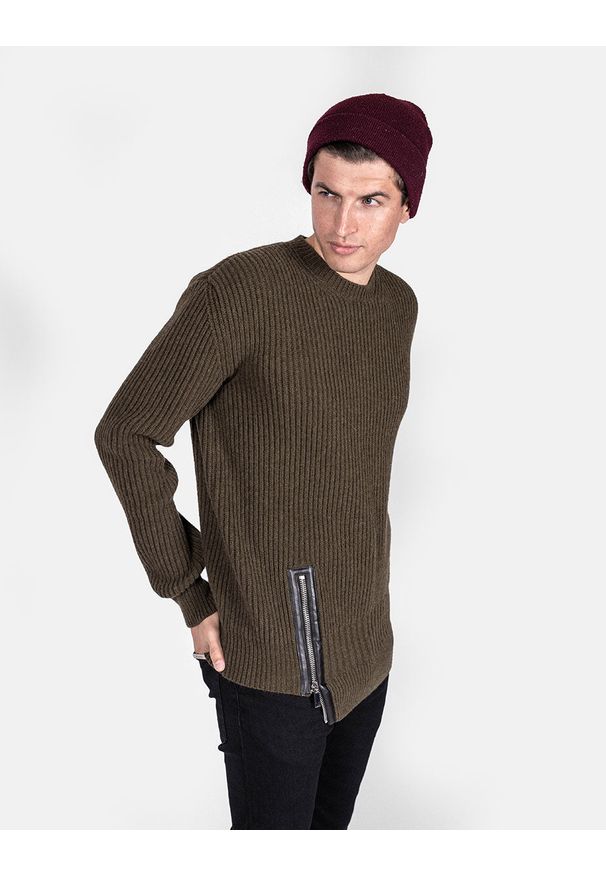 Les Hommes Sweter | LJK106-656U | Round Neck Sweater With Asymetric Zip | Mężczyzna | Khaki. Okazja: na co dzień. Kolor: brązowy. Materiał: wełna. Wzór: aplikacja. Styl: casual