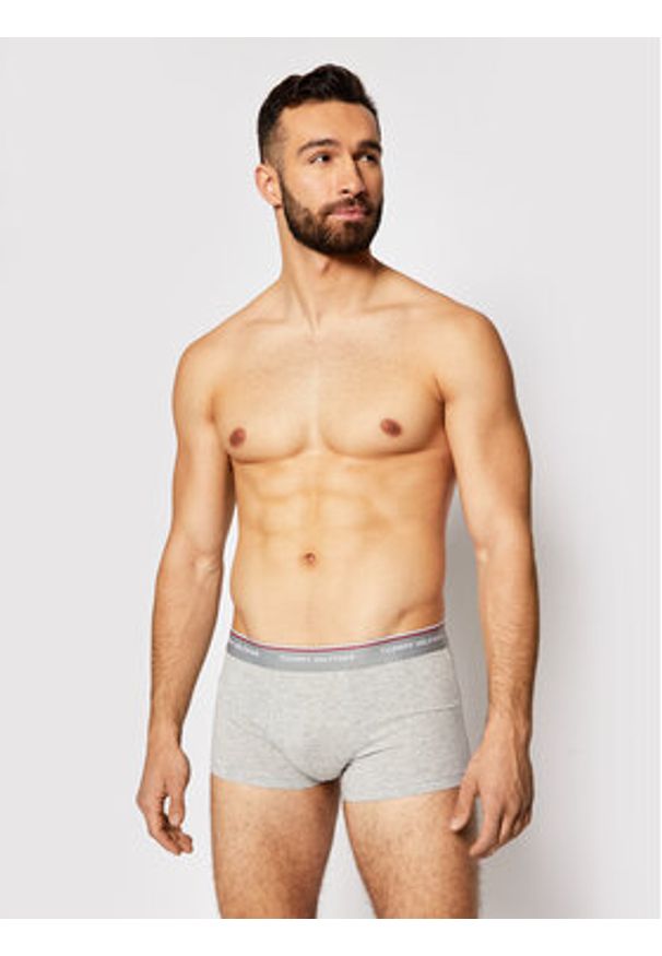 TOMMY HILFIGER - Tommy Hilfiger Komplet 3 par bokserek 3P Trunk 1U87903841 Kolorowy. Materiał: bawełna. Wzór: kolorowy