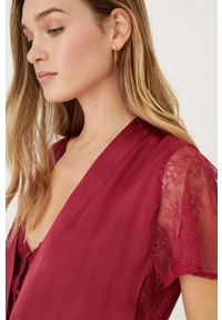 Women Secret - women'secret szlafrok Sense Valentine kolor bordowy. Kolor: czerwony. Materiał: materiał, koronka