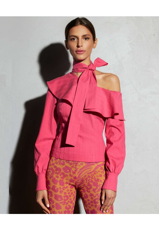 BOSKATA - Różowa bluzka z kokardą Caramella. Typ kołnierza: kokarda. Kolor: różowy, wielokolorowy, fioletowy. Materiał: bawełna. Długość: długie