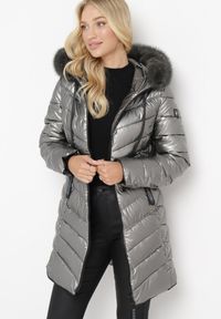 Born2be - Srebrna Pikowana Kurtka z Kapturem Ozdobionym Futerkiem Kavenna. Typ kołnierza: kaptur. Kolor: srebrny. Materiał: futro. Wzór: aplikacja #4