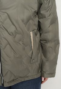 Born2be - Zielona Kurtka Dwustronna z Odpinanym Kapturem Frolbia. Okazja: na co dzień. Kolor: zielony. Materiał: jeans. Wzór: gładki. Styl: elegancki, casual, klasyczny #2