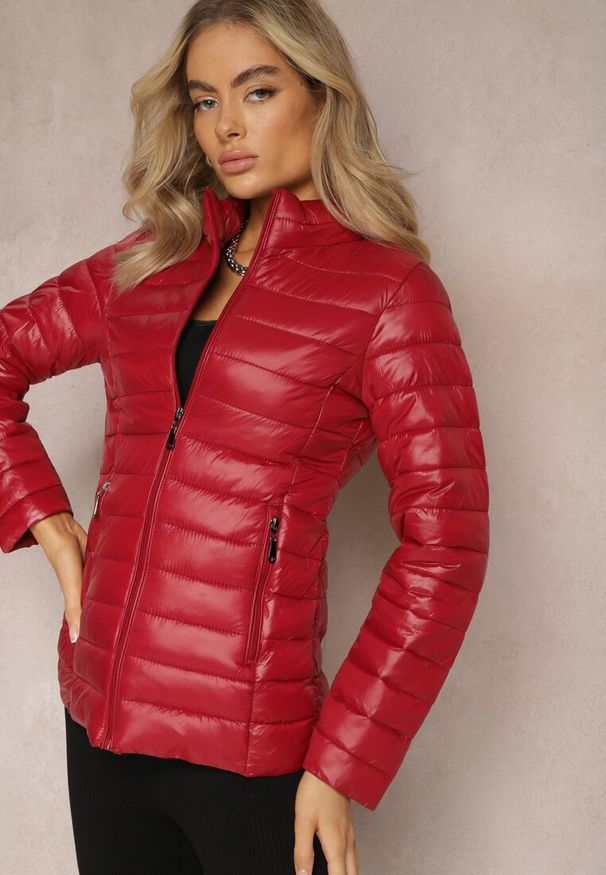 Renee - Bordowa Przejściowa Kurtka Pikowana z Zasuwanymi Kieszeniami Asethalia. Typ kołnierza: bez kaptura. Kolor: czerwony. Materiał: jeans. Wzór: aplikacja. Styl: klasyczny