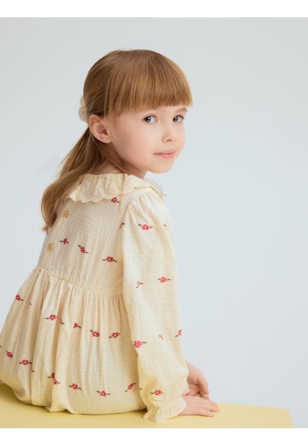 Reserved - Sukienka z kołnierzykiem - kremowy. Kolor: kremowy. Materiał: bawełna