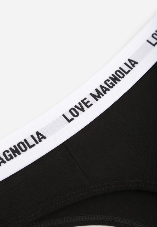 Renee - Czarne Majtki Stringi z Bawełną Ozdobione Napisami Amero. Kolor: czarny. Materiał: bawełna. Wzór: aplikacja, napisy